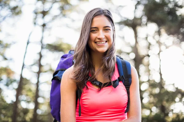 Joven corredor feliz sentado en la roca — Foto de Stock