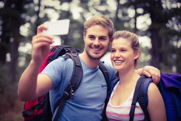 Excursionistas tomando una selfie —  Fotos de Stock