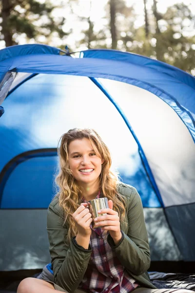Husbil leende och sitter i tältet — Stockfoto