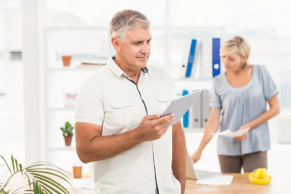 Tankeväckande affärskvinna innehar en tablett — Stockfoto