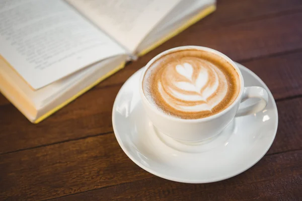 Copa de capuchino con arte del café — Foto de Stock