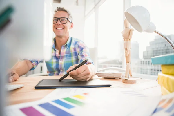 Designer using computer and digitizer — Stock Photo, Image