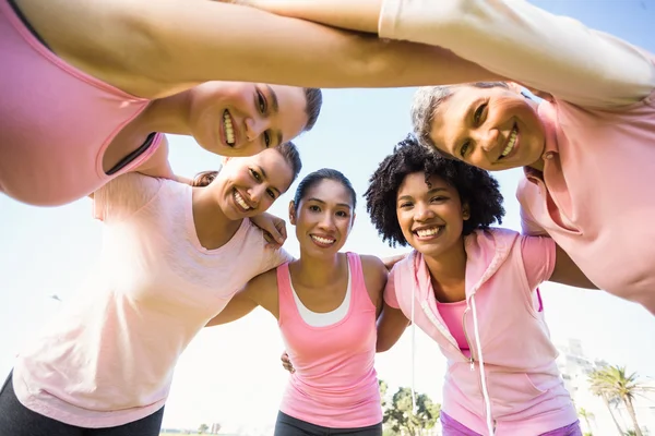 Mujeres vestidas de rosa —  Fotos de Stock