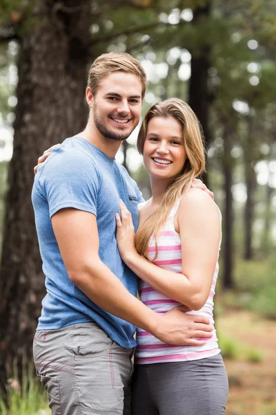 Jovem casal caminhante feliz — Fotografia de Stock