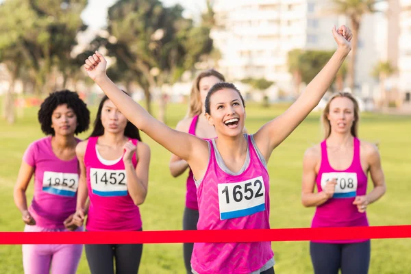 Brunett vinnande bröst cancer marathon — Stockfoto