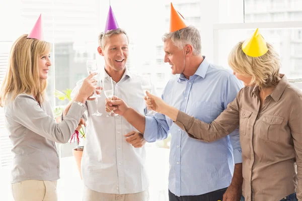 Gente haciendo tostadas de cumpleaños —  Fotos de Stock