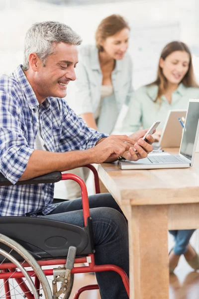 Бизнесмен в инвалидной коляске с помощью смартфона — стоковое фото
