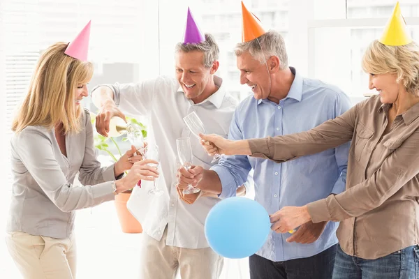 Geschäftsleute machen Geburtstagstoasts — Stockfoto