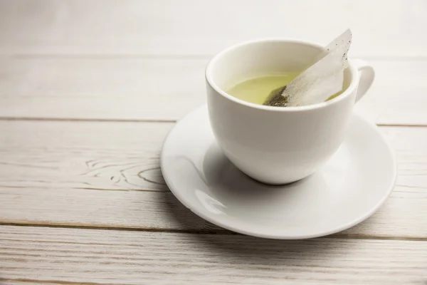 Tasse Kräutertee auf dem Tisch — Stockfoto