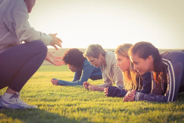 Planche des femmes pendant le cours de fitness — Photo