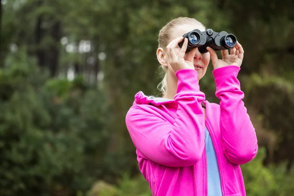 Hiker looking through the binoculars — Stock Photo, Image