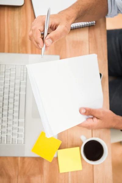 Mãos segurando bloco de notas — Fotografia de Stock