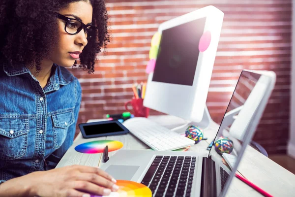 Designer femminile casuale con computer portatile — Foto Stock