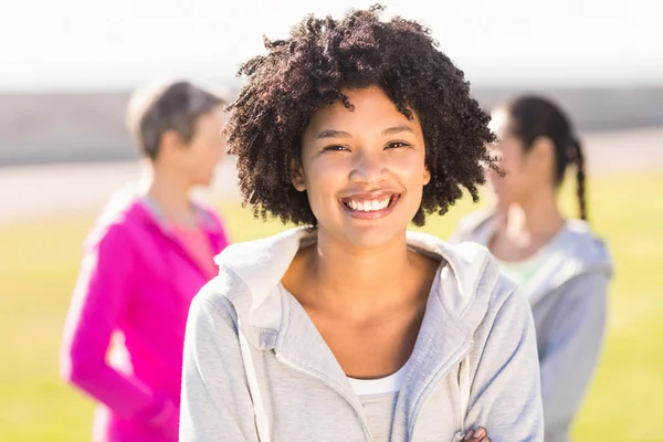 Sporty woman in front of friends — Stock Photo, Image