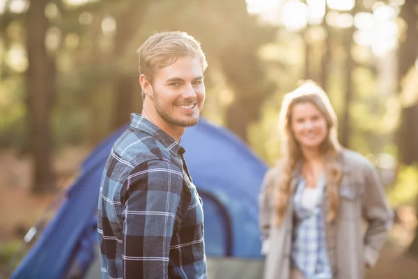 Giovane coppia camper sorridente — Foto Stock