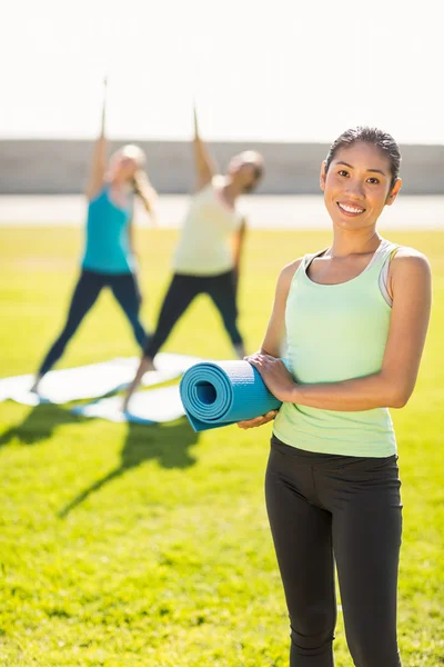 Mujer delante de amigos haciendo ejercicios — Foto de Stock