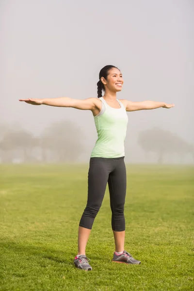 Donna sportiva che lavora fuori — Foto Stock