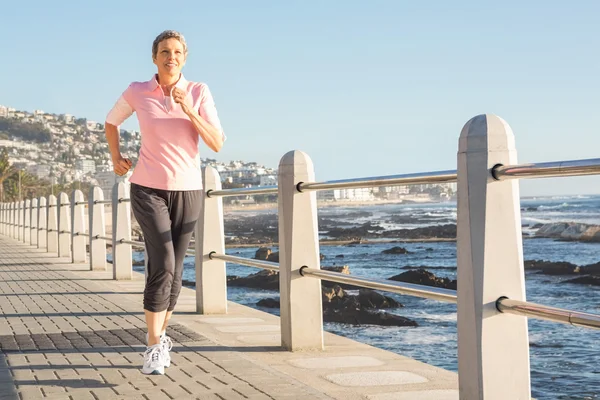 Frau joggt an Promenade — Stockfoto