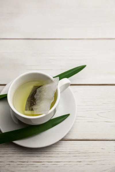 Taza de té de hierbas en la mesa — Foto de Stock