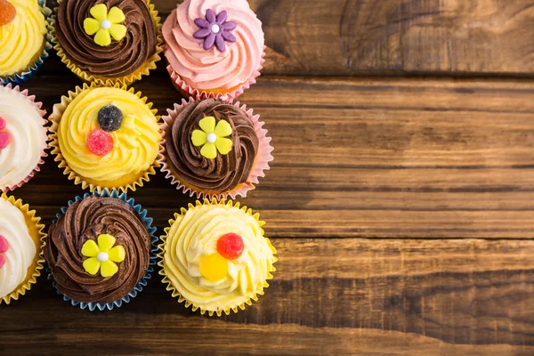 Deliciosos cupcakes em uma mesa — Fotografia de Stock