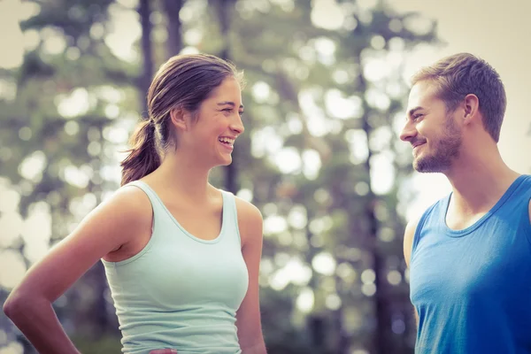 Joggers looking at each other — Stock Photo, Image