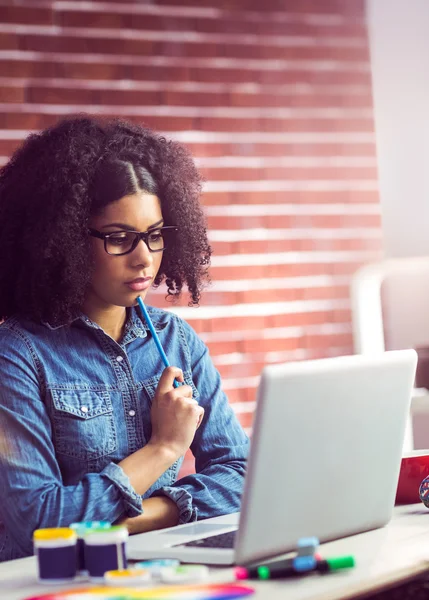 Zakenvrouw op zoek in haar laptop — Stockfoto