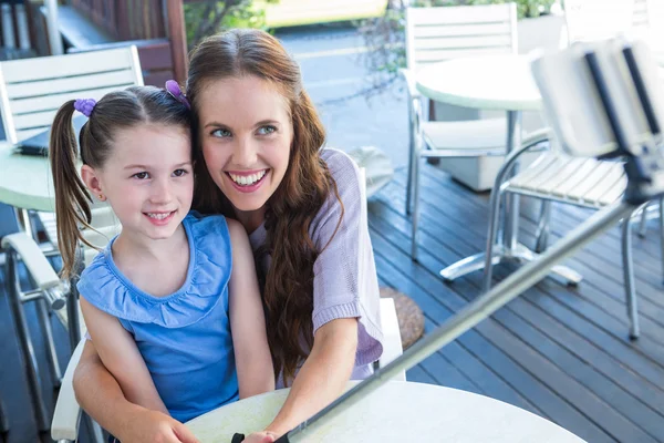 Madre e figlia utilizzando bastone selfie — Foto Stock