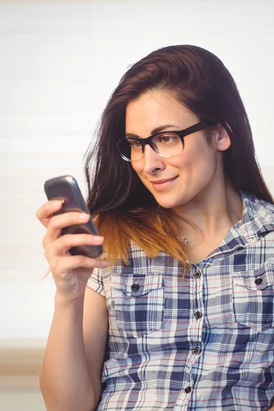 Hipster using her phone — Stock Photo, Image