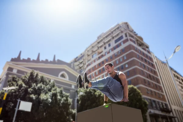 Homem fazendo free-running na cidade — Fotografia de Stock