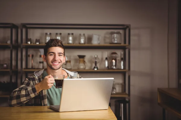 Hipster beber café e usando laptop — Fotografia de Stock