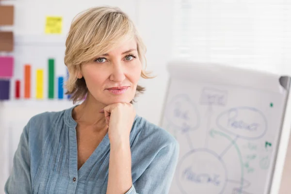 Femme d'affaires devant un tableau blanc — Photo