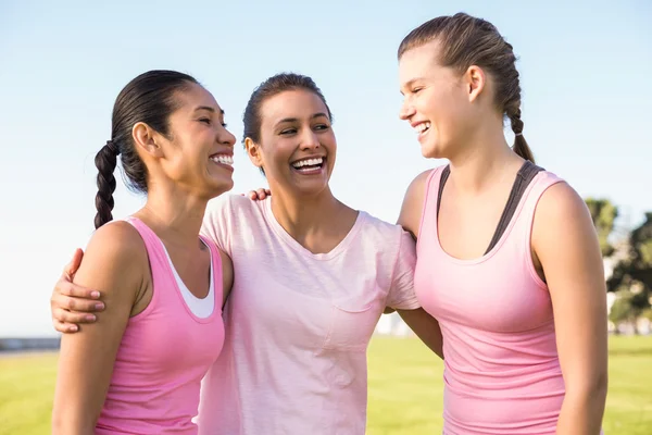 Donne che indossano rosa per il cancro al seno — Foto Stock