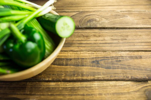 Зелені овочі в мисці — стокове фото