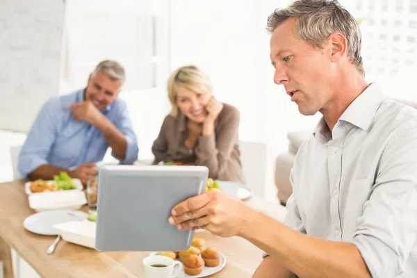 Les personnes qui regardent la tablette pendant le déjeuner — Photo