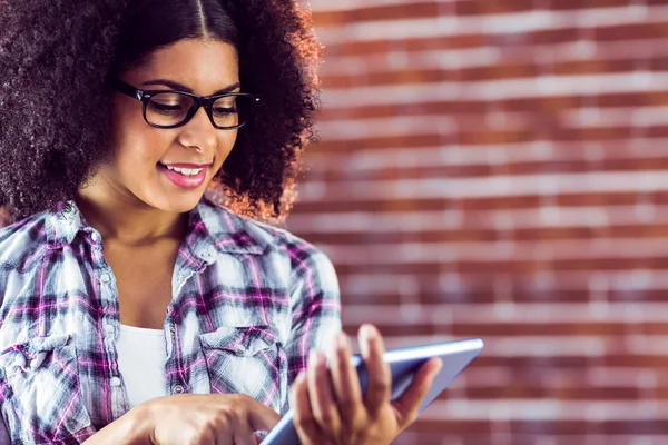 Hipster leende och med hjälp av Tablet PC — Stockfoto