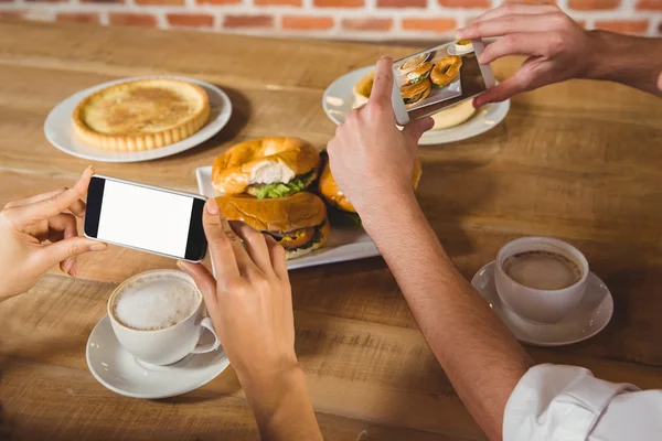 Personas que toman fotos de alimentos — Foto de Stock