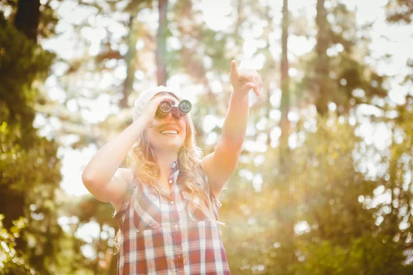 Blondine blickt durch Fernglas — Stockfoto