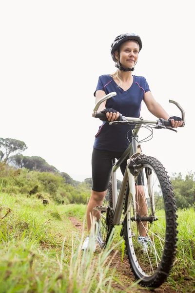 Blondine sitzt auf Mountainbike — Stockfoto