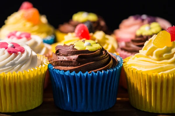 Νόστιμο cupcakes σε έναν πίνακα — Φωτογραφία Αρχείου