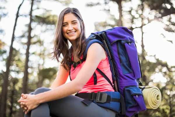 Jonge gelukkig jogger zittend op rock — Stockfoto