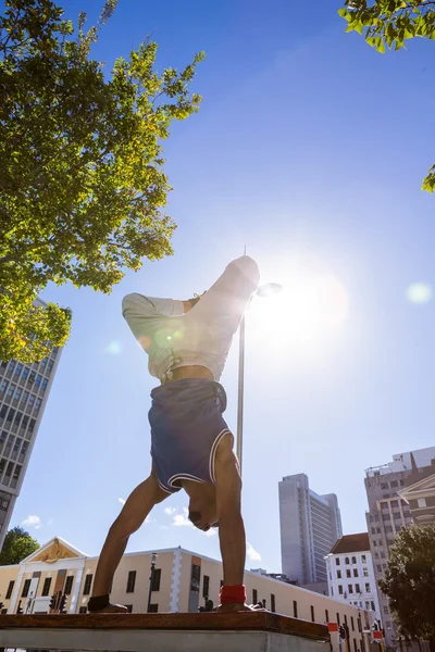 Athlete jumping in the air — Stock Photo, Image