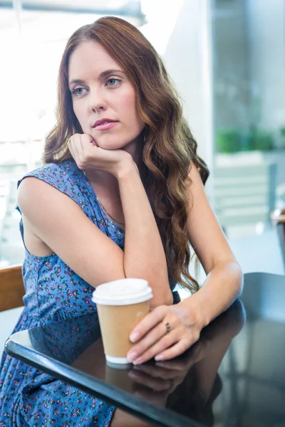 Brünette mit einem take away cup — Stockfoto