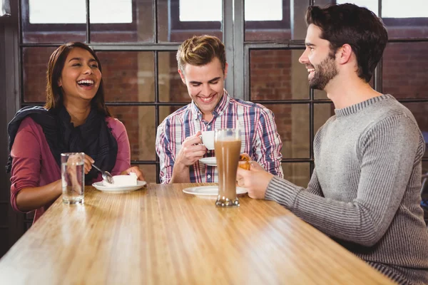 Amigos desfrutando de uma sobremesa — Fotografia de Stock