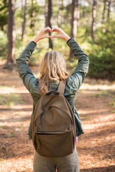 Rubia excursionista enmarcando el corazón con las manos — Foto de Stock