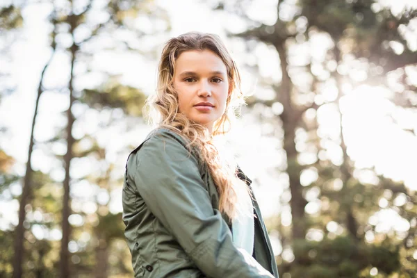 Junge Joggerin sitzt auf Felsen — Stockfoto