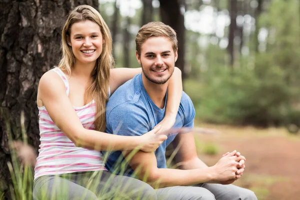 Joven pareja excursionista feliz — Foto de Stock