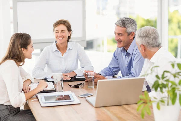 Glimlachende mensen uit het bedrijfsleven hebben een vergadering — Stockfoto