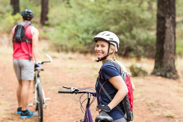 Mooie biker camera kijken — Stockfoto