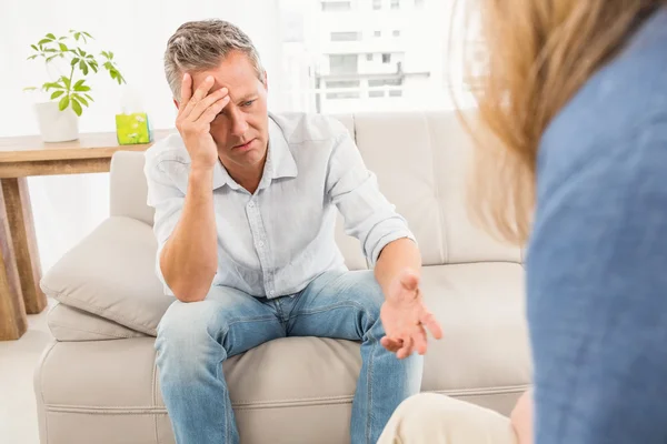 Homem conversando com terapeuta — Fotografia de Stock