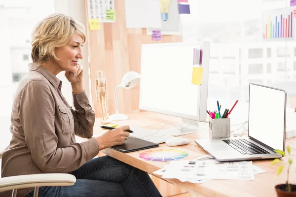 Casual designer working at her desk — Stock Photo, Image